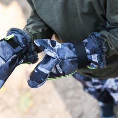 černé maskáčové softshellové rukavice s hebkým chloupkem