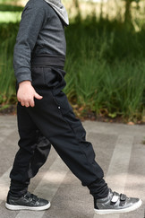 černé rostoucí softshellové kalhoty se zesílenými koleny