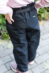 černé softshellové kalhoty s páskem