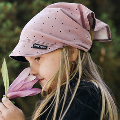 růžový puntíkatý šátek na hlavu