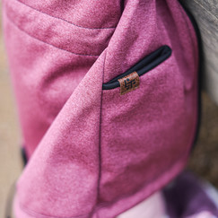 tmavě růžový softshellový kabátek delšího střihu