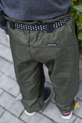 tmavě zelené softshellové kalhoty s páskem